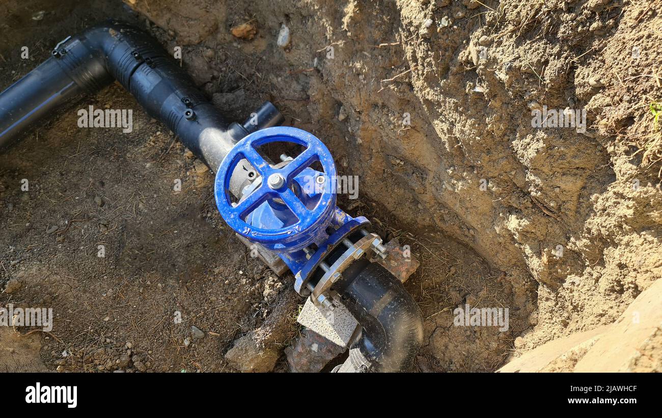 Robinet bleu pour contrôler le système d'égouts dans le sol. Banque D'Images