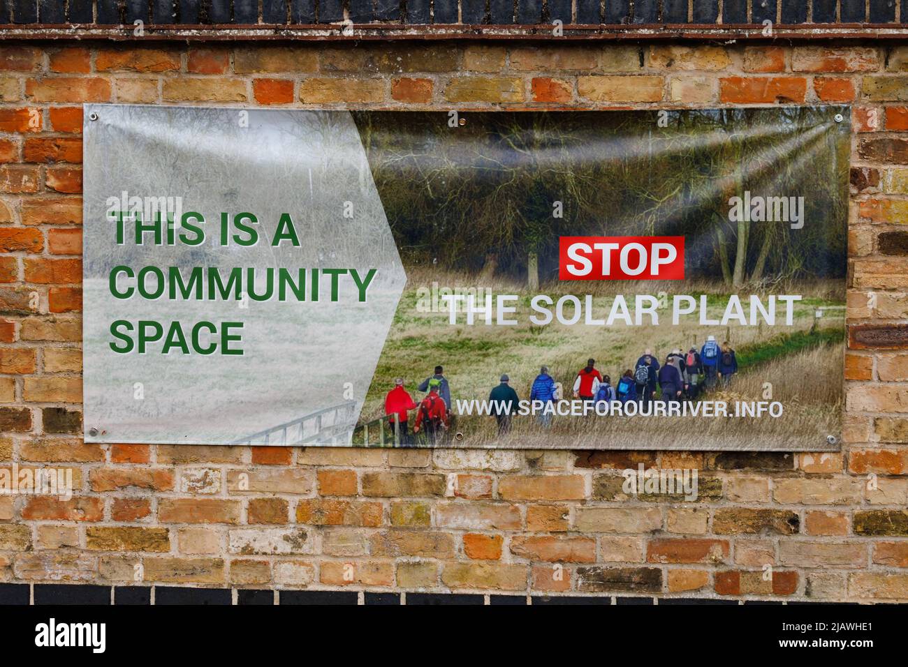 Bannière de ferme de plantes solaires sur un mur. Offord Cluny, Cambridgeshire, Angleterre Banque D'Images
