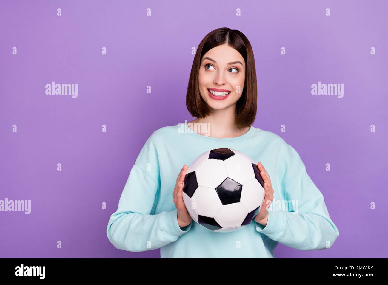 Photo portrait fille gardant football ball ventilateur de jeu regardant copyspace isolé pastel couleur violet arrière-plan Banque D'Images