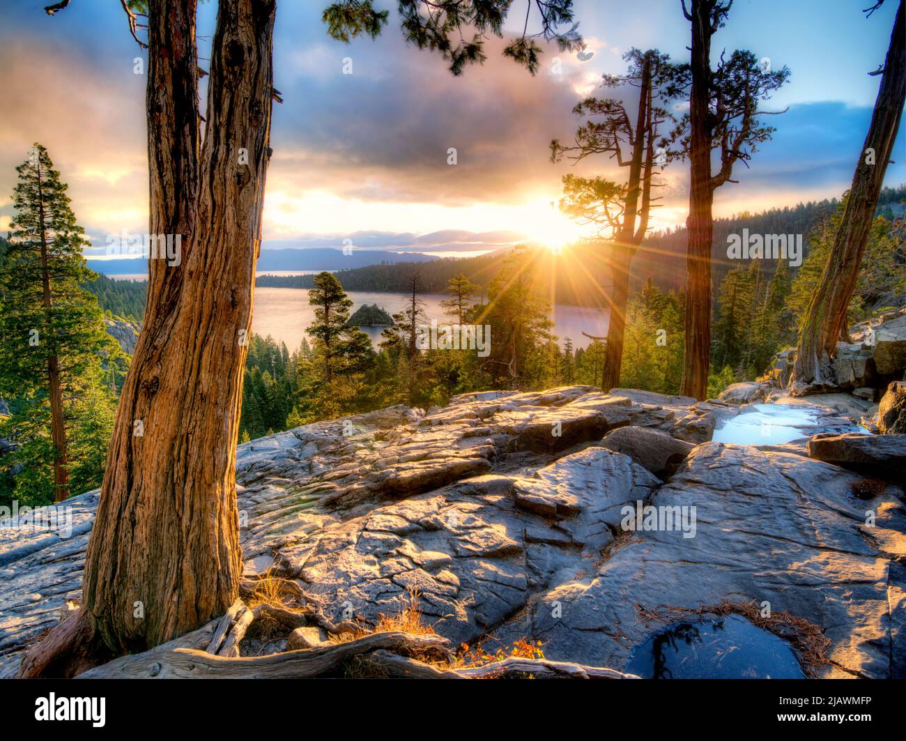 Lever de soleil sur l'Emerald Bay avec Eagle Creek et Fannette Island, Lake Tahoe, en Californie. Banque D'Images