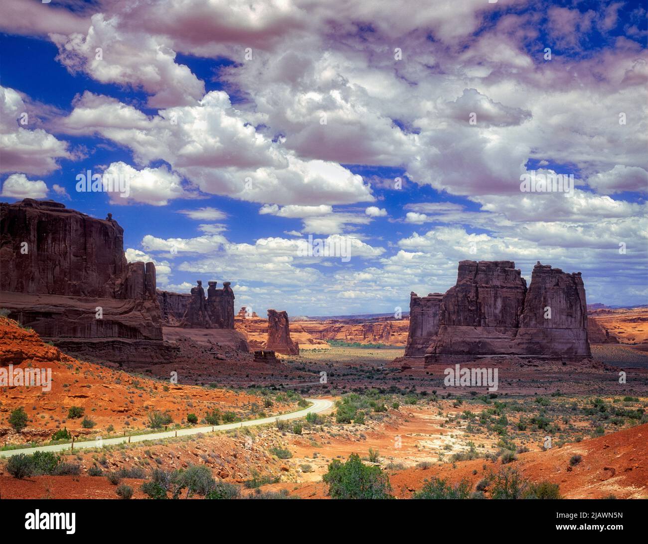 Tours de palais de justice et route avec nuages. Parc national Arches, Utah Banque D'Images