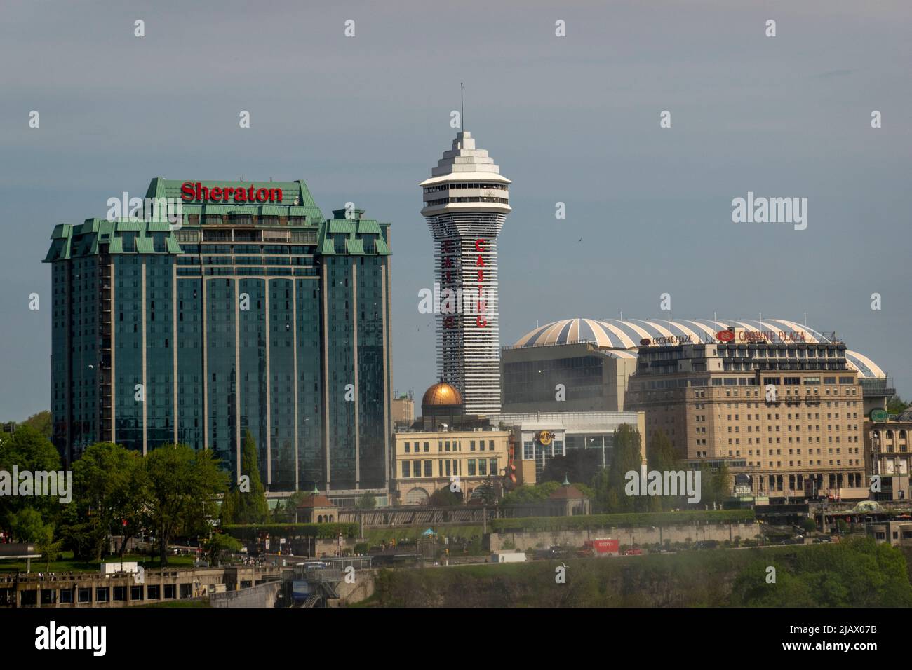 Vue sur le côté canadien des chutes du Niagara depuis le côté américain aux États-Unis Banque D'Images