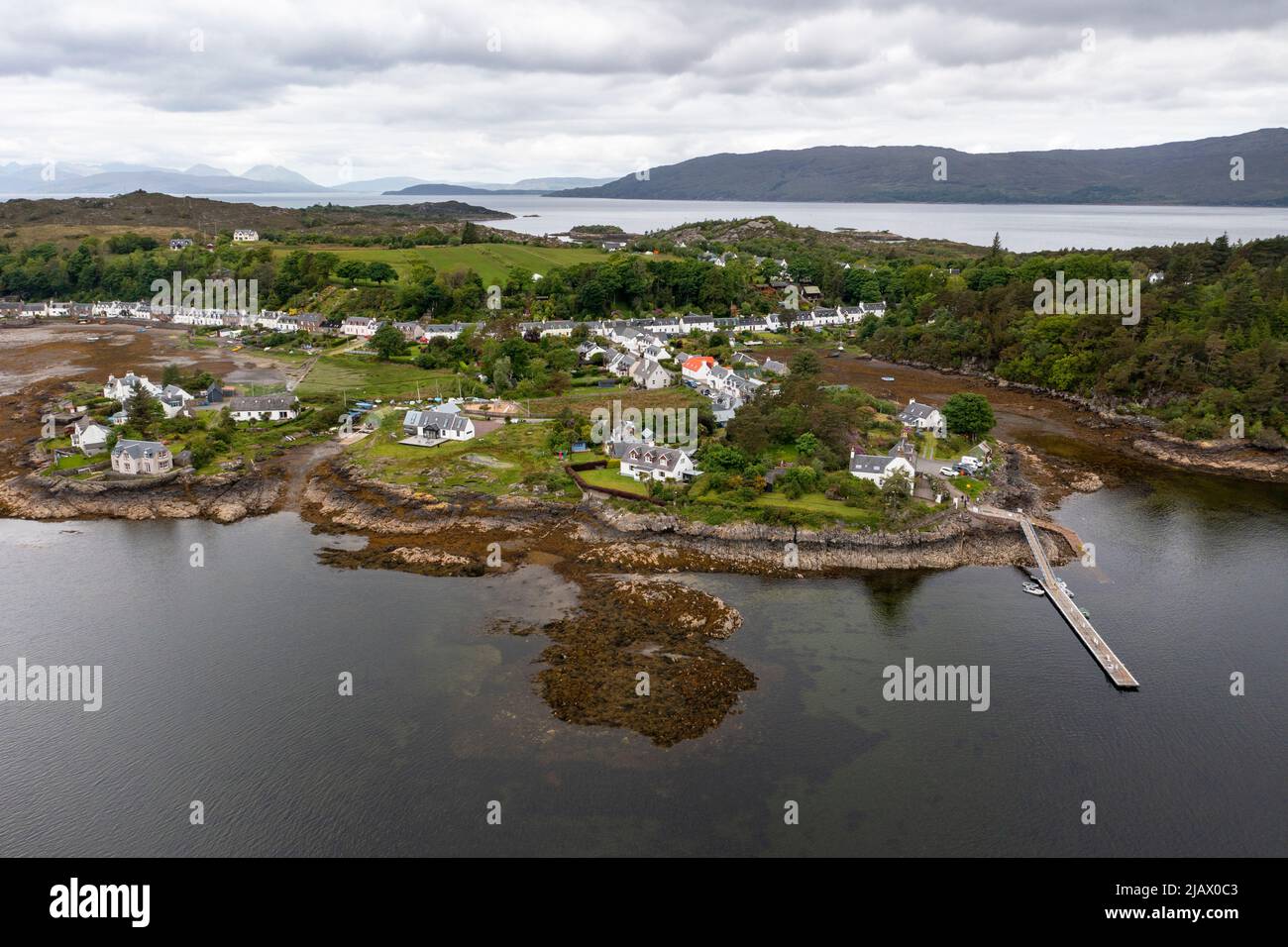 Village de Plockton ( am Ploc) à marée basse, surplombant Lochcarron, Highlands, Écosse, Royaume-Uni Banque D'Images