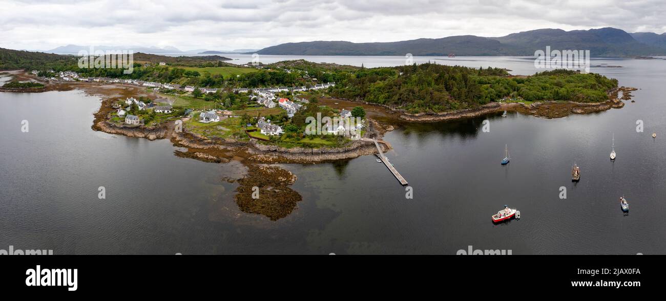 Village de Plockton ( am Ploc) à marée basse, surplombant Lochcarron, Highlands, Écosse, Royaume-Uni Banque D'Images