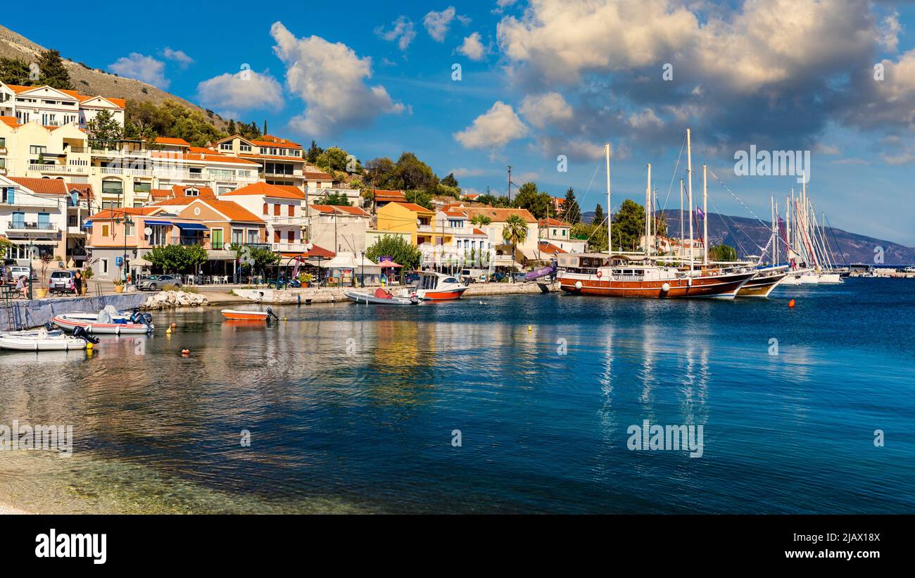 Agia Effimia, Kefalonia, Grèce – 18 septembre 2019 : vue sur la rue et le port du village d'Agia Effimia, sur l'île de Kefalonia (île Ionienne) au GRE Banque D'Images