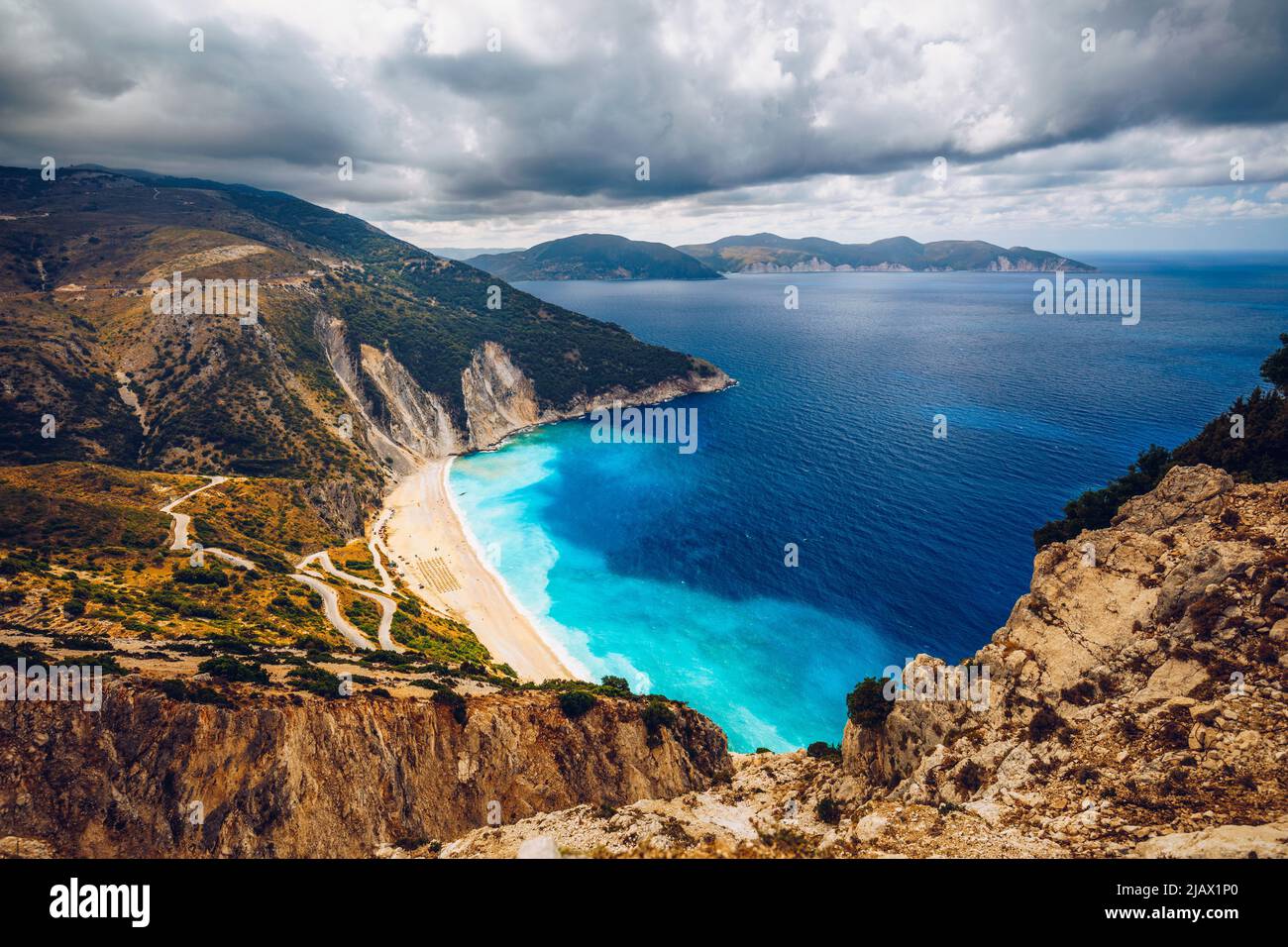 Vue aérienne de drone de la baie turquoise et saphir iconique et de la plage de Myrtos, île de Kefalonia (Céphalonie), Ionienne, Grèce. Plage de Myrtos, Kefalonia isl Banque D'Images