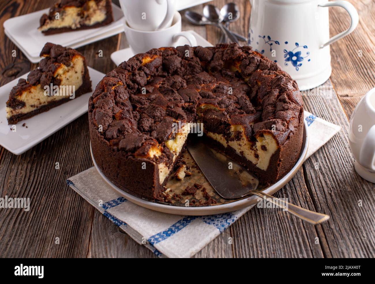 Cheesecake au chocolat. Traditionnel 'russischer Zupfkuchen' d'Allemagne Banque D'Images