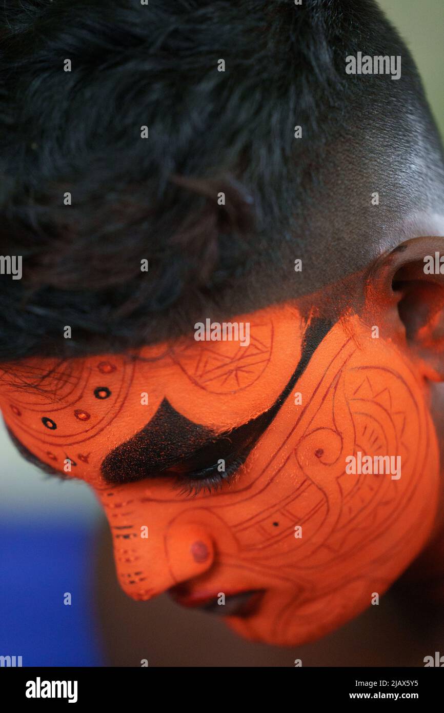 Theyyam est une célèbre forme d'art rituel au kerala avec le visage peint à l'aide de couleurs organiques et d'utiliser des instruments de musique comme Chenda, Elathalam, Kurumkuzal Banque D'Images