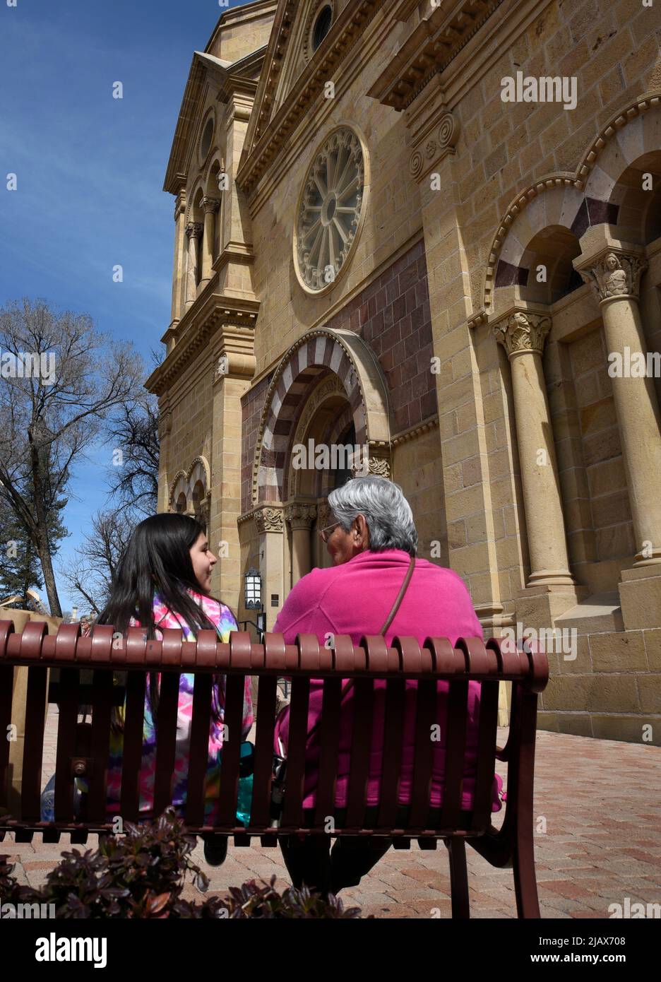 Une femme amérindienne âgée est assise avec sa petite-fille devant la basilique de la cathédrale Saint-François d'Assise à Santa Fe, Nouveau-Mexique. Banque D'Images