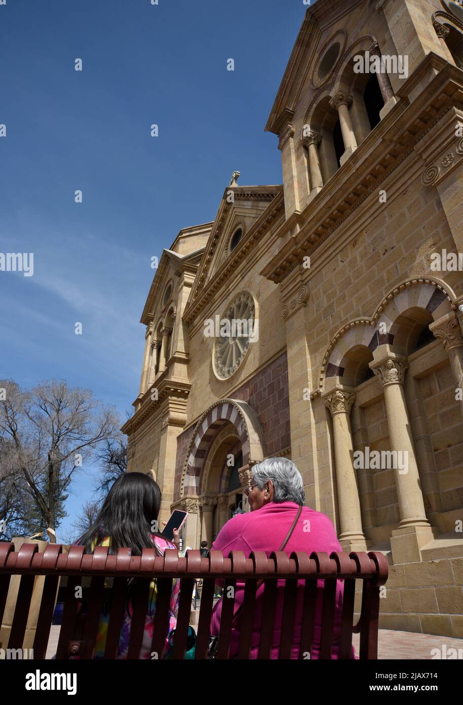 Une femme amérindienne âgée est assise avec sa petite-fille devant la basilique de la cathédrale Saint-François d'Assise à Santa Fe, Nouveau-Mexique. Banque D'Images