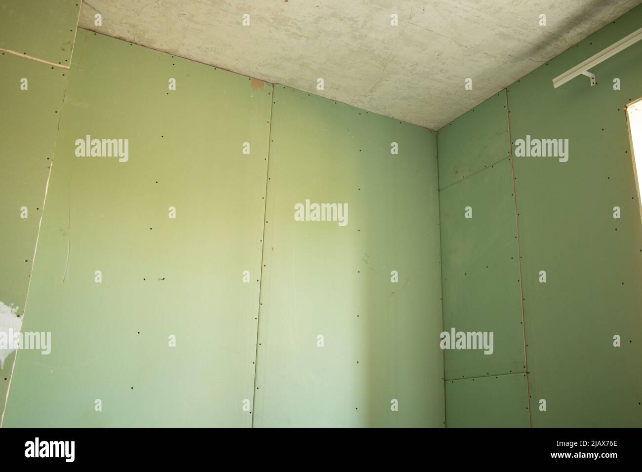 mur de placoplâtre résistant à l'humidité dans la chambre, réparation des murs de l'appartement, placoplâtre Banque D'Images