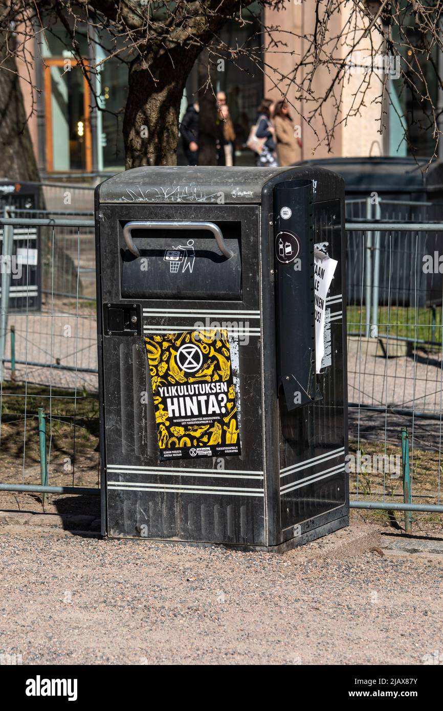 Ylikulutuksen hinta ? Elokapina ou extinction Rebellion Finlande affiche collée dans la poubelle publique d'Helsinki, Finlande. Banque D'Images