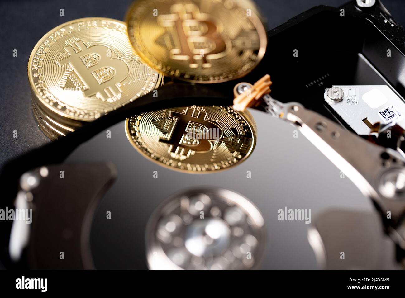 Bitcoin doré réfléchissant sur le plateau du disque dur, gros plan du btc  et du disque dur. Concept de stockage blockchain sur disque dur Photo Stock  - Alamy