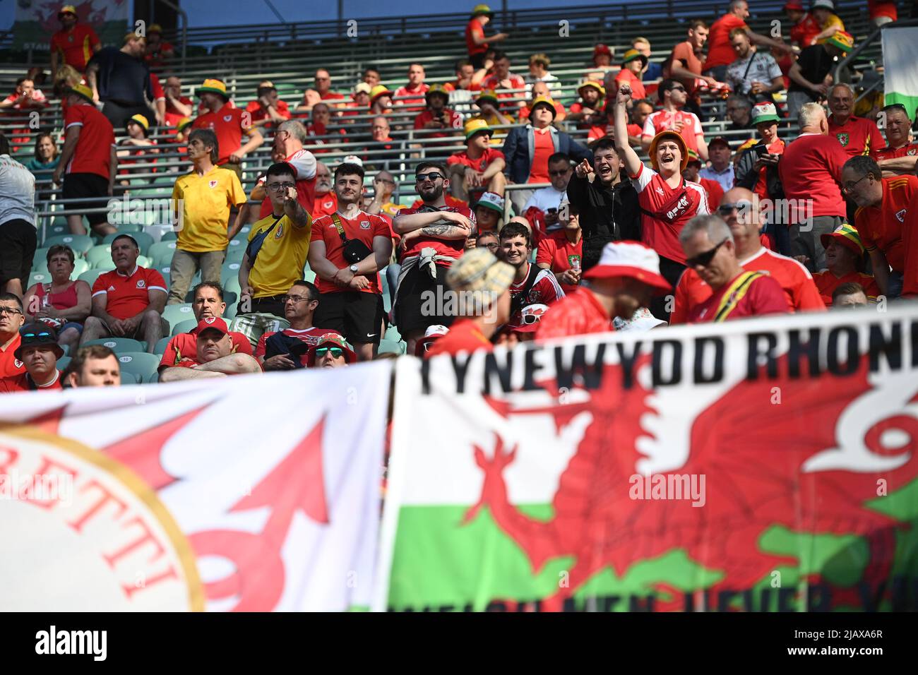 Les fans du pays de Galles se sont rassemblés dans les tribunes précédant le match de l'UEFA Nations League au stade Wroclaw, à Wroclaw. Date de la photo: Mercredi 1 juin 2022. Banque D'Images