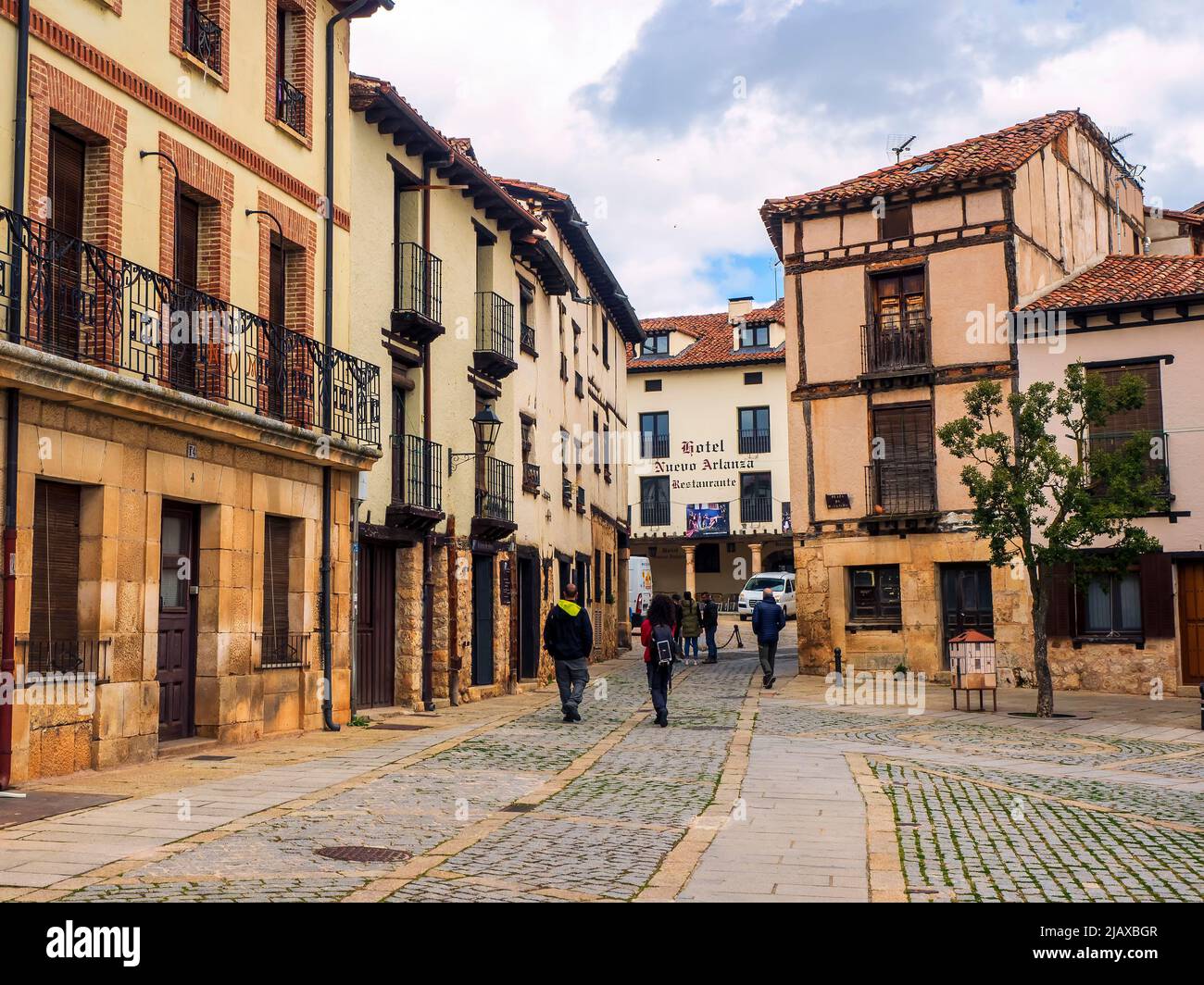 Rues d'architecture traditionnelle dans la ville de Covarrubias, Burgos, Espagne. Banque D'Images