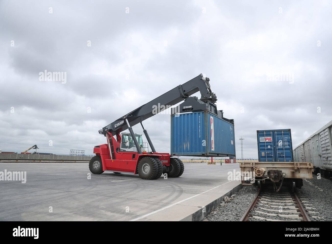 Nairobi, Kenya. 18th mai 2022. Un travailleur décharge un conteneur d'un train dans le terminal de fret de Nairobi à Nairobi, Kenya, 18 mai 2022. POUR ALLER AVEC 'Roundup: Ferroviaire moderne construit par la Chine qui alimente la croissance du Kenya, le renouvellement comme il marque cinq ans de fonctionnement sûr' Credit: Long Lei/Xinhua/Alamy Live News Banque D'Images