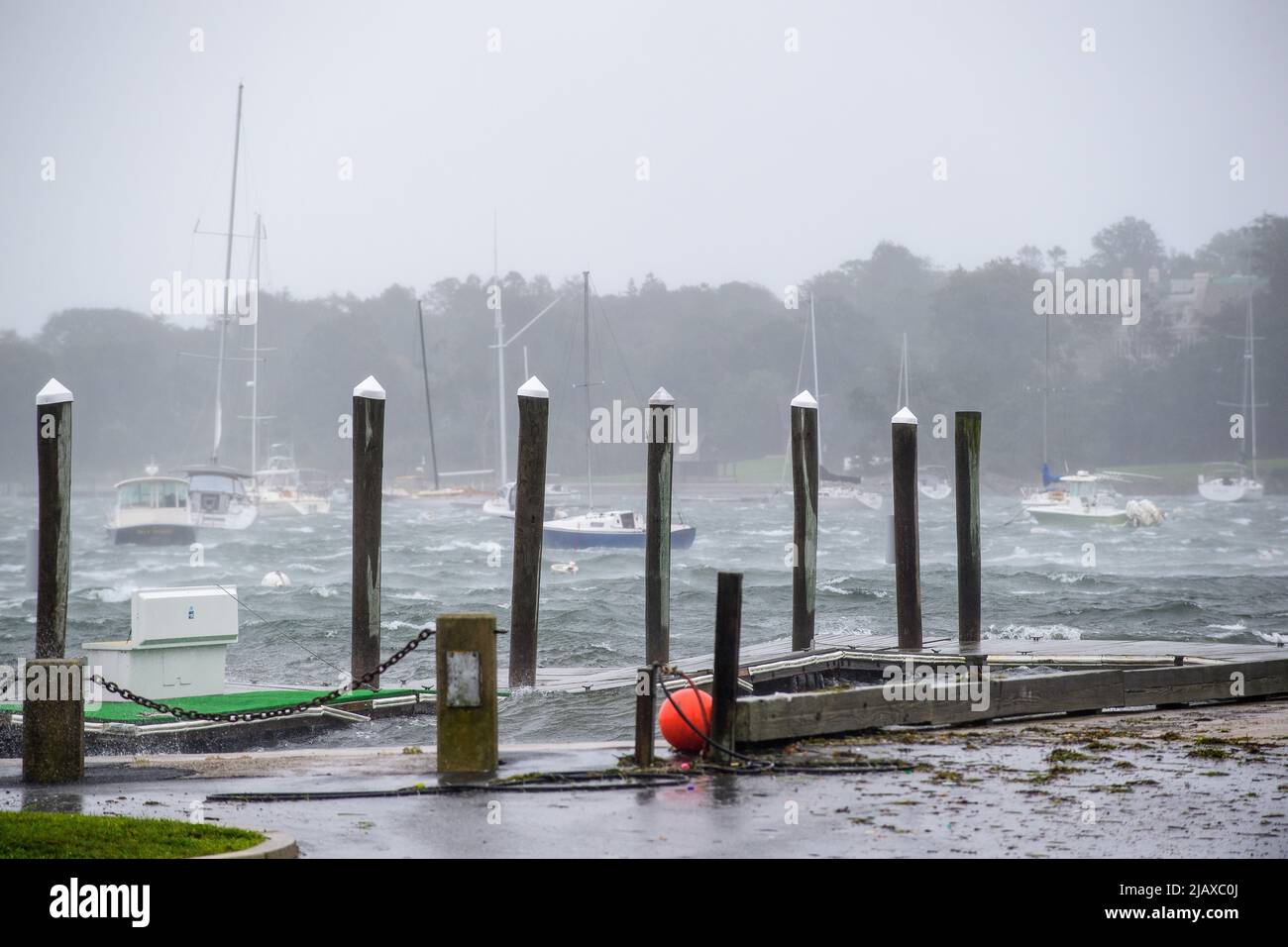 Photos de la tempête tropicale Henri de 2021 à Newport, Rhode Island. Vue sur les bateaux à voile et les quais pendant une tempête. Banque D'Images