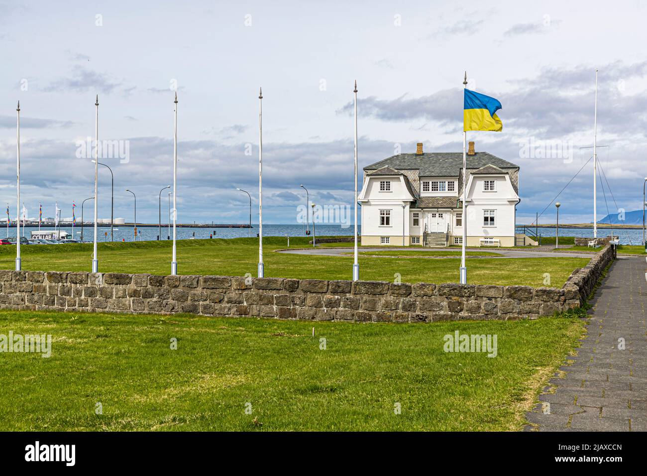 Maison Höfði à Reykjavik, Islande. Construit en 1909, la maison du poète islandais Einar Benediktsson a également accueilli le sommet politique emblématique de Ronald Reagan et Mikhaïl Gorbatchev. Pendant la guerre d'agression russe, le drapeau ukrainien vole ici Banque D'Images