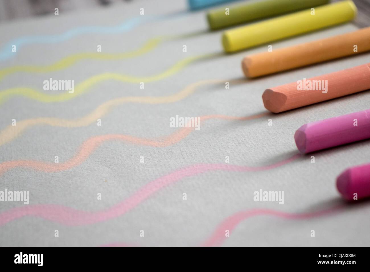 Jeux de fillettes dans la cour de lécole Pastel et fusain sur papier