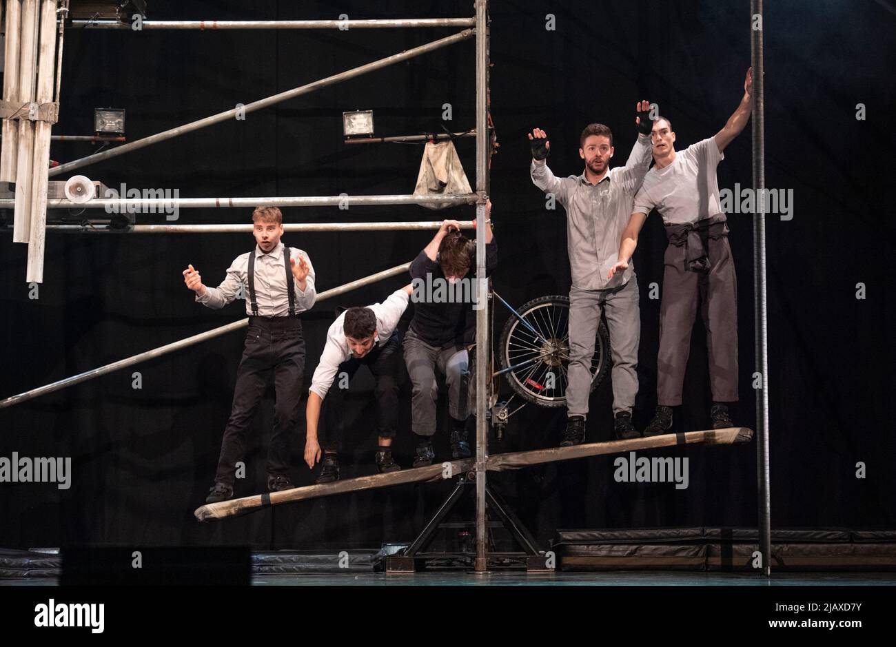 Sadlers Wells Peacock Theatre, Londres, Royaume-Uni. 1 juin 2022. Machine de Cirque est une compagnie de cirque de Québec qui organise une production poétique et humoristique dans laquelle six gars se retrouvent seuls dans le monde. Ils se lancent dans une quête pour contacter d'autres survivants à l'aide d'une étrange machine. Dans un univers dépourvu de femmes et d'ordinateurs, ils se laissent facilement distraire par leurs vols de fantaisie et partagent un talent spécial pour se retrouver dans des situations délicates. Credit: Malcolm Park/Alay Live News Banque D'Images