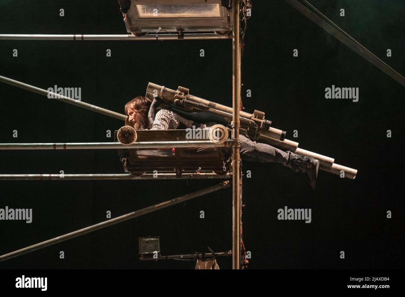 Sadlers Wells Peacock Theatre, Londres, Royaume-Uni. 1 juin 2022. Machine de Cirque est une compagnie de cirque de Québec qui organise une production poétique et humoristique dans laquelle six gars se retrouvent seuls dans le monde. Ils se lancent dans une quête pour contacter d'autres survivants à l'aide d'une étrange machine. Dans un univers dépourvu de femmes et d'ordinateurs, ils se laissent facilement distraire par leurs vols de fantaisie et partagent un talent spécial pour se retrouver dans des situations délicates. Credit: Malcolm Park/Alay Live News Banque D'Images