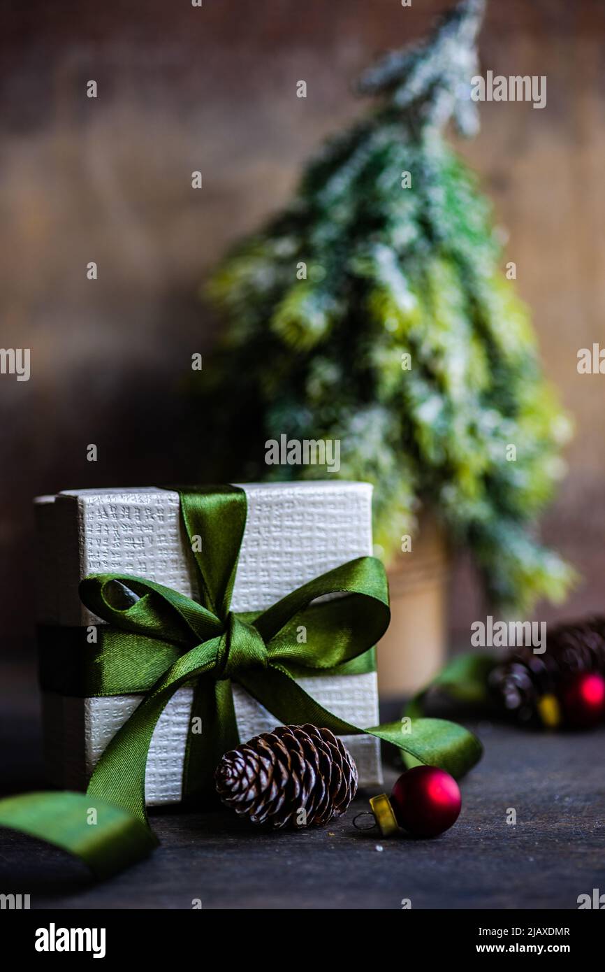 carte cadeau emballage de noël avec ruban vert Banque D'Images