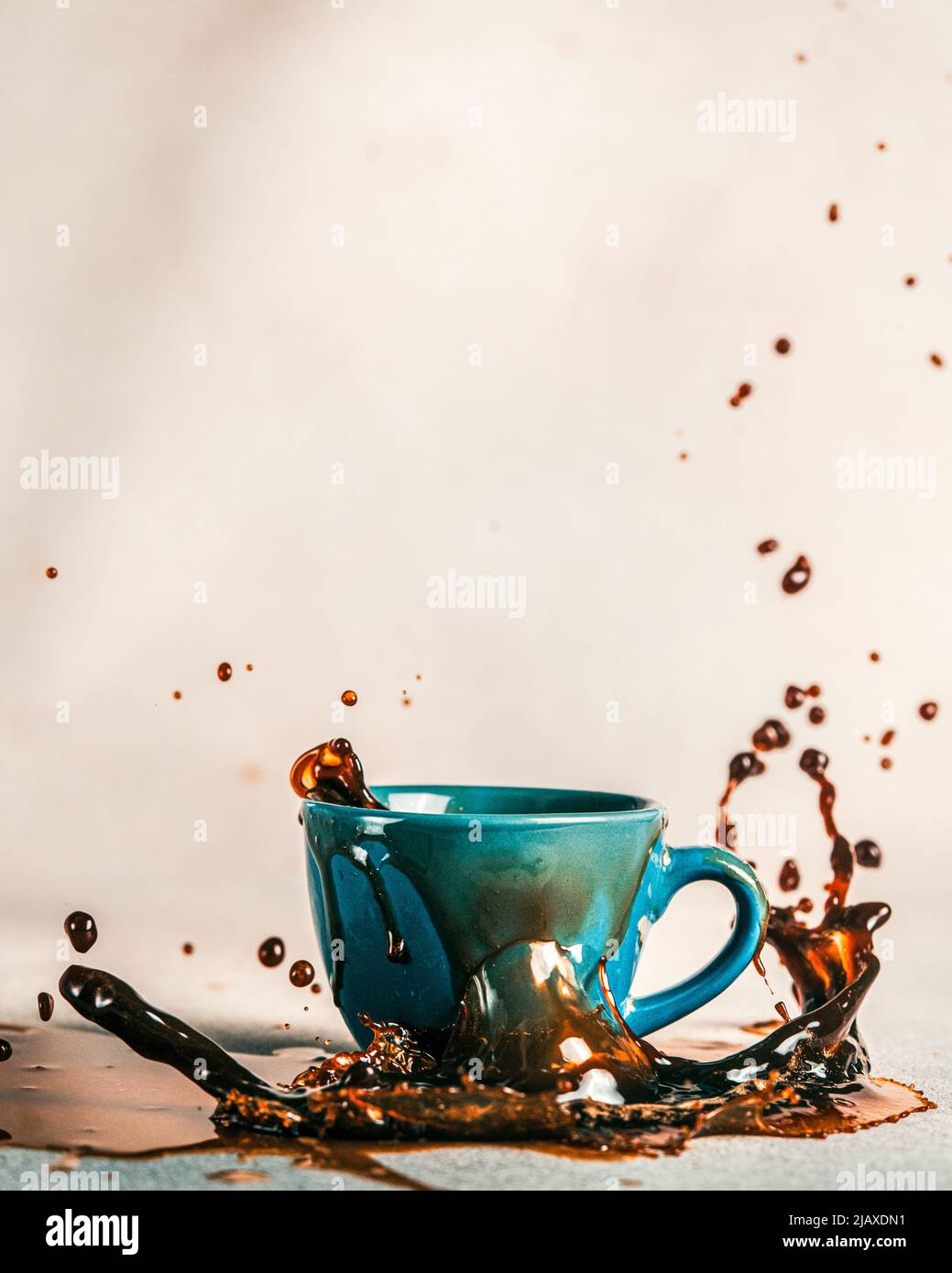 une éclaboussure de café sur une table blanche Banque D'Images