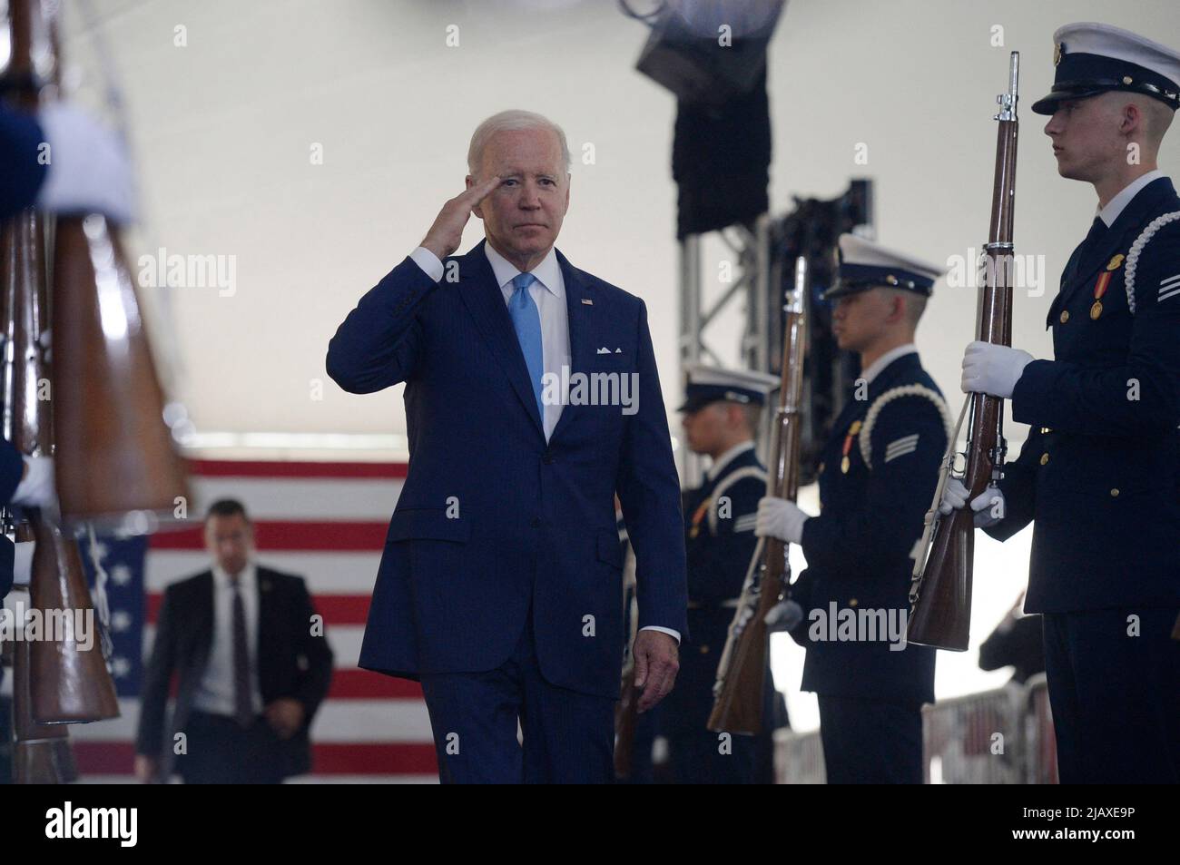 Le président Joe Biden salue lors d'une cérémonie de passation de commandement de la Garde côtière américaine au quartier général de la Garde côtière à Washington, DC, mercredi, 1 juin 2022. Photo de Bonnie Cash/Pool/ABACAPRESS.COM Banque D'Images