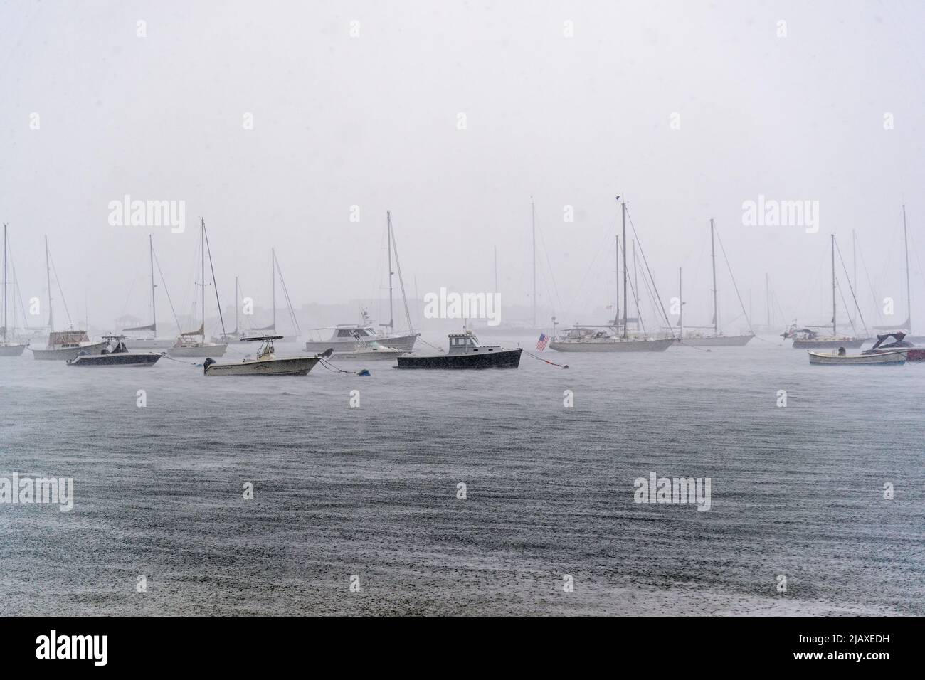 Stock de photos de la tempête tropicale Elsa de 2021 draching Newport, Rhode Island. Bateaux amarrés dans une tempête de l'île Aquidneck. Banque D'Images