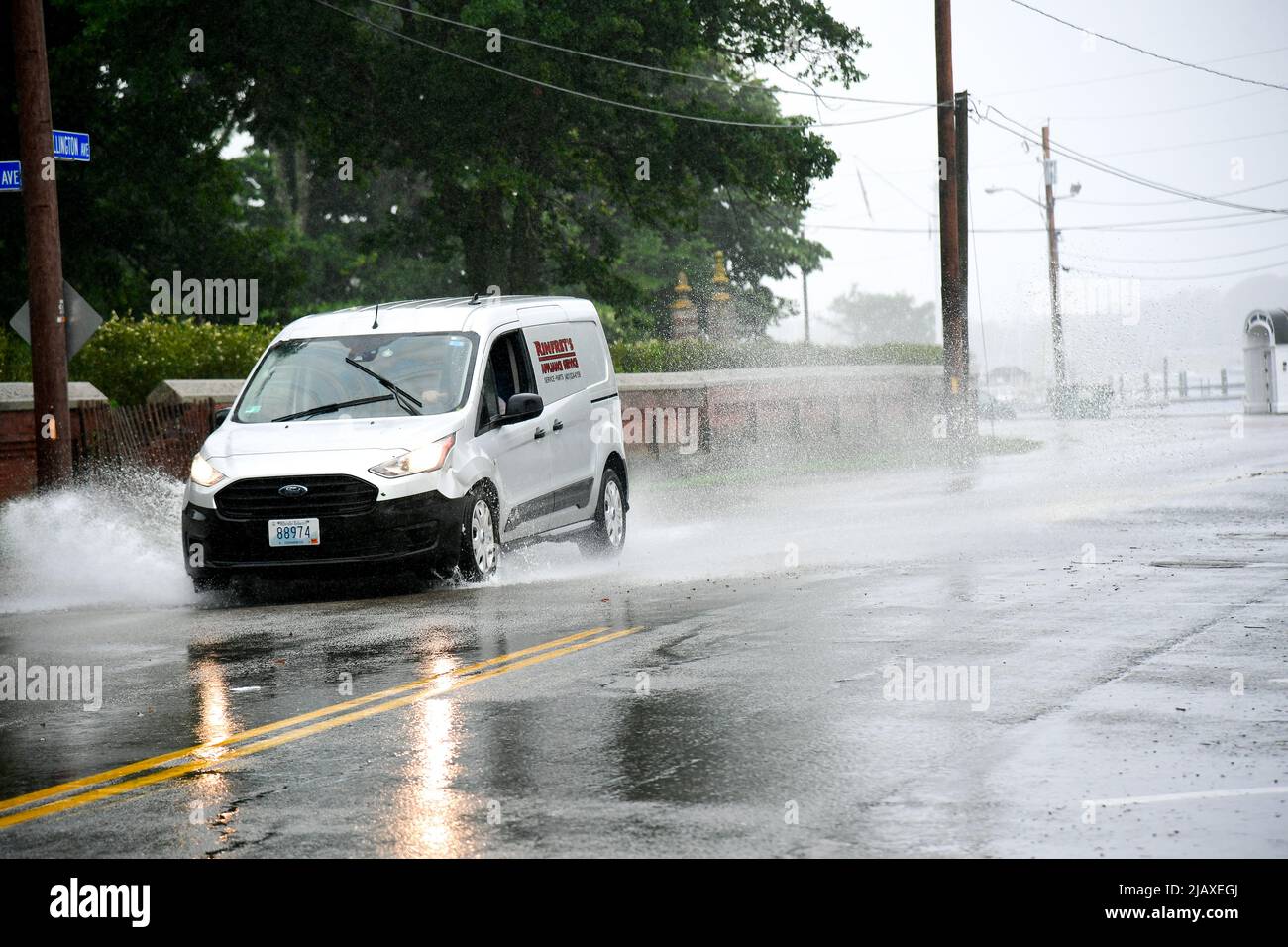 Stock de photos de la tempête tropicale Elsa de 2021 draching Newport, Rhode Island. Les voitures traversent les eaux d'inondation à l'entrée de l'île Aquidneck. Banque D'Images