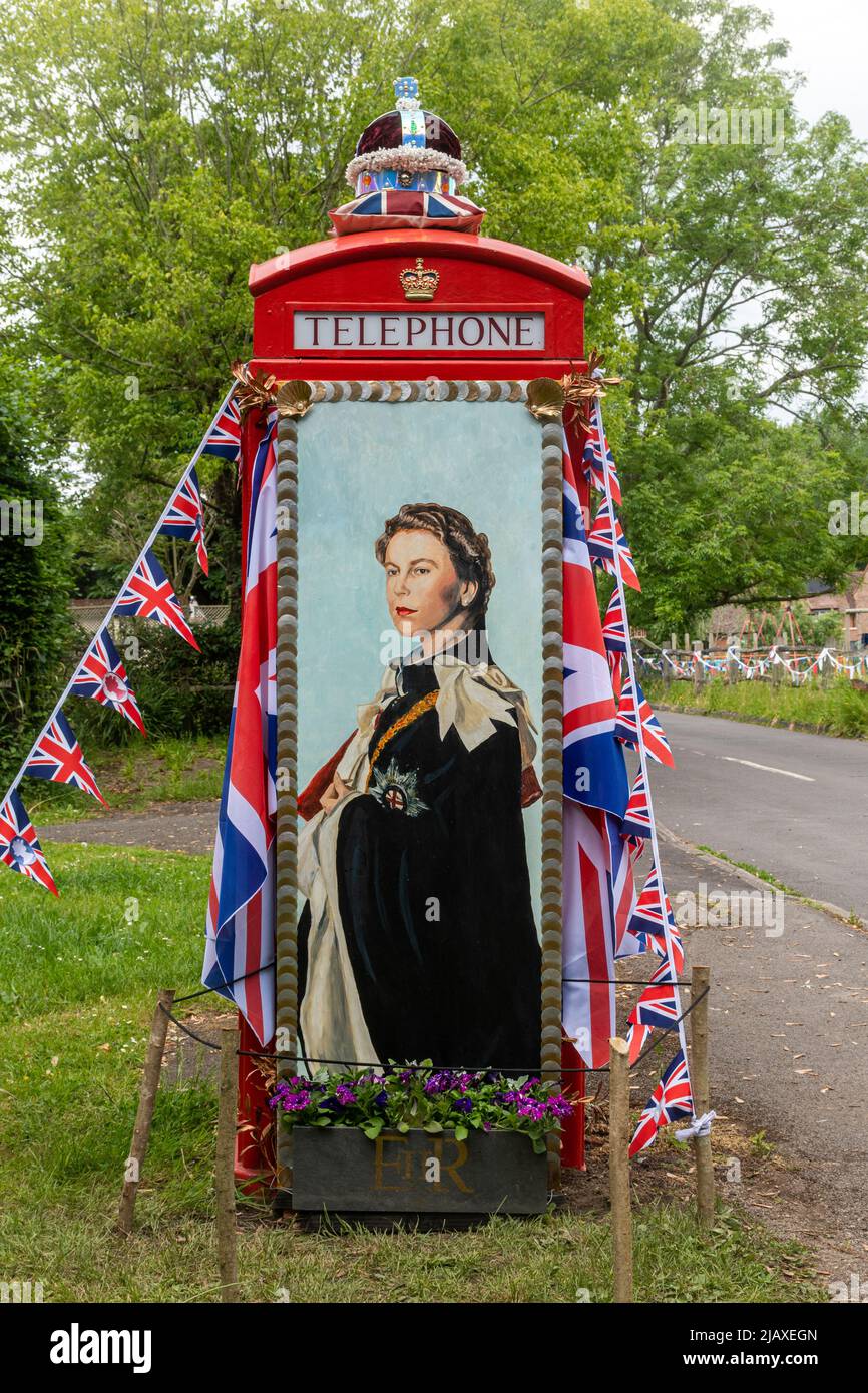 Téléphone rouge décoré pour le Queens Platinum Jubilee dans le village de Compton, Angleterre, Royaume-Uni Banque D'Images