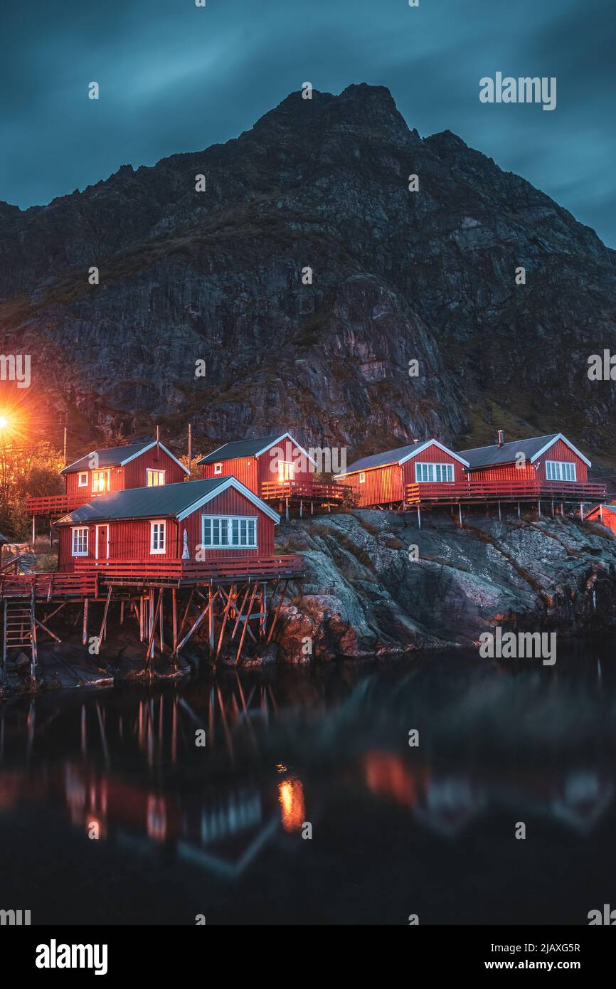 A i Lofoten en Norvège. Chalets et chalets rouges en scandinavie sur les îles Lofoten la nuit Banque D'Images