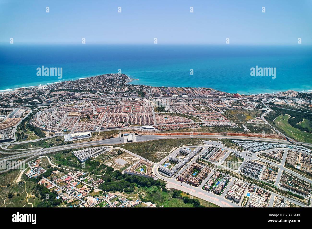 Vue panoramique aérienne, point de vue de drone Cabo Roig paysage urbain côte et eaux turquoise de la mer Méditerranée. Costa Blanca, province d'Alicante Banque D'Images