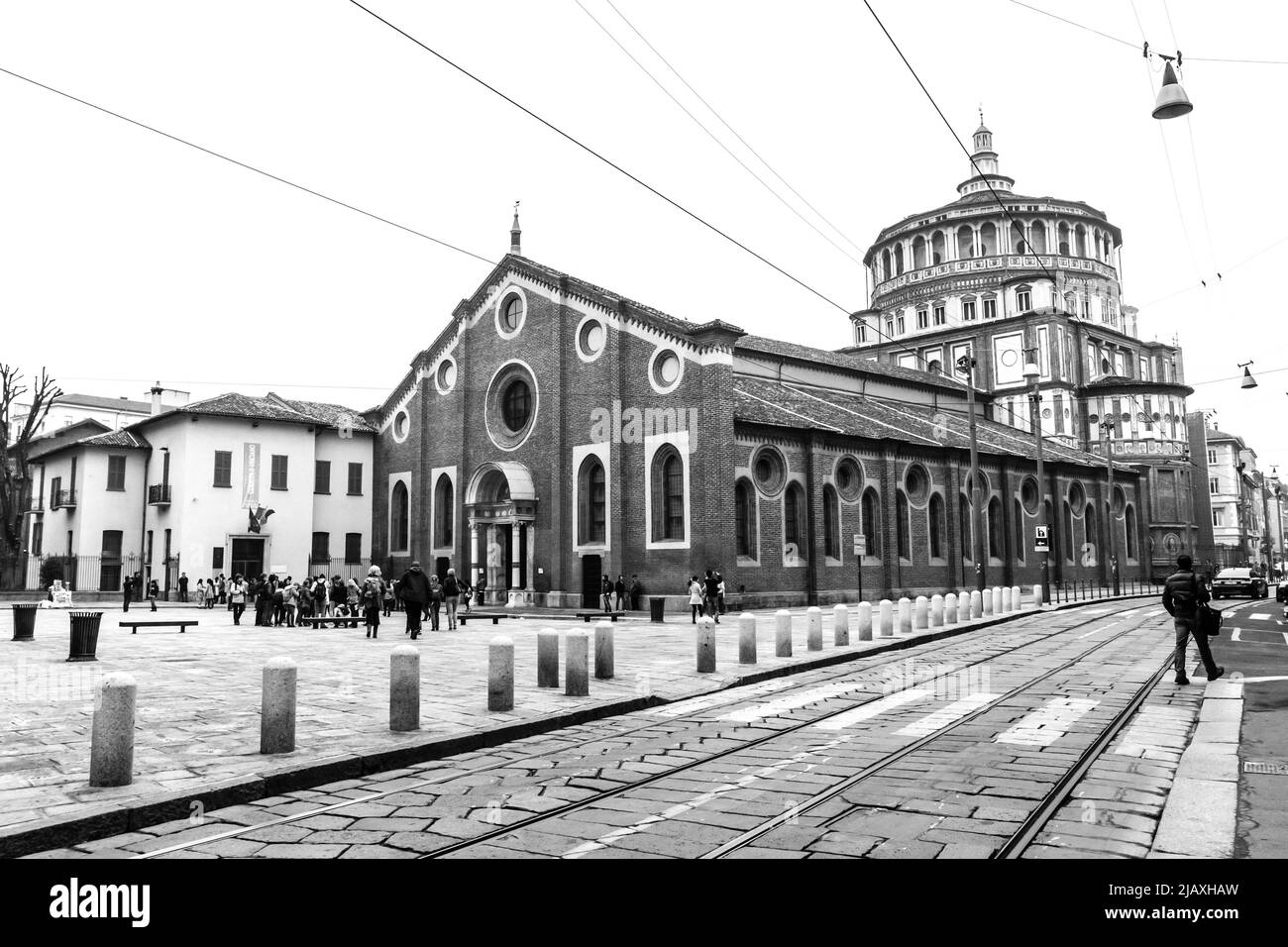 Milan, Italie - 18 mars 2012: Les touristes sont près de l'église Santa Maria delle Grazie. Banque D'Images