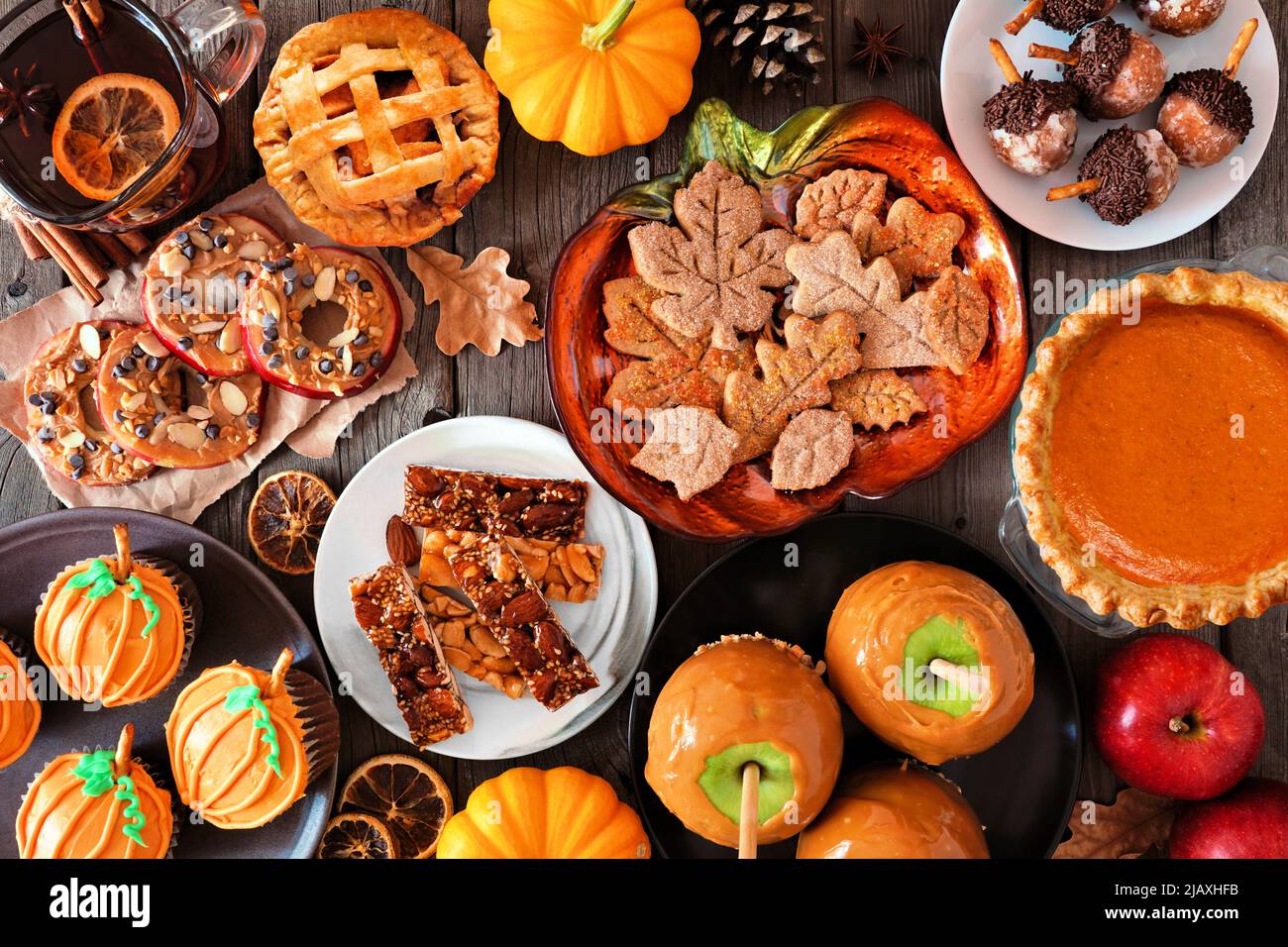 Desserts d'automne scène de table avec un mélange de gourmandises d'automne sucrées. Vue de haut en bas sur un arrière-plan en bois sombre. Banque D'Images