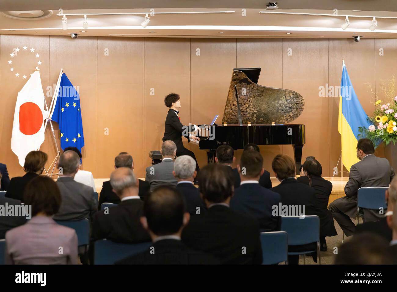 Tokyo, Japon. 01st juin 2022. Le pianiste Yohei Kuroki se produit sur scène lors du concert de charité UE-Japon organisé par la délégation de l'Union européenne au Japon. Le concert visait à montrer son soutien à l'Ukraine à Tokyo et à poursuivre l'aide au pays touché par l'agression russe. Crédit : SOPA Images Limited/Alamy Live News Banque D'Images