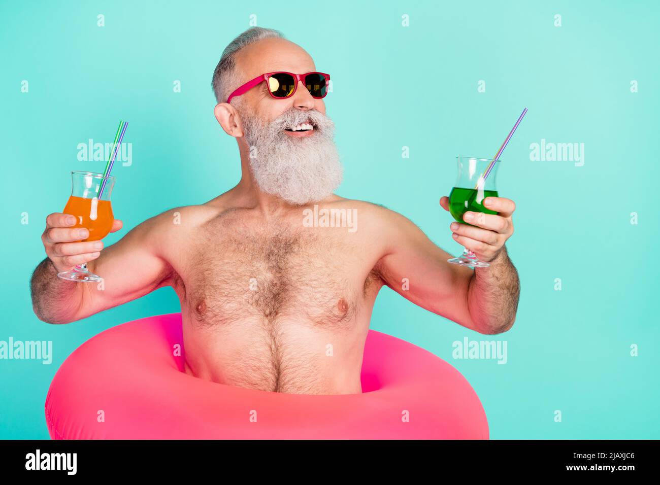 Photo de l'homme bien entretenu tenir deux cocktail look vide espace port de la bouée de sauvetage lunettes de soleil isolé teal couleur fond Banque D'Images