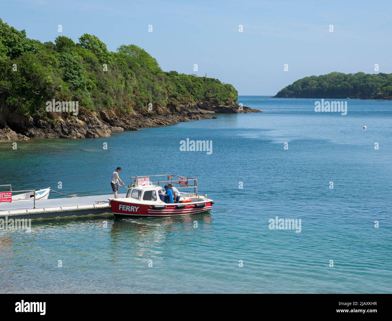 Traversier pour passagers reliant Helford au passage Helford à travers la rivière Helford, ce service existe depuis plus de 300 ans, passage Helford Banque D'Images