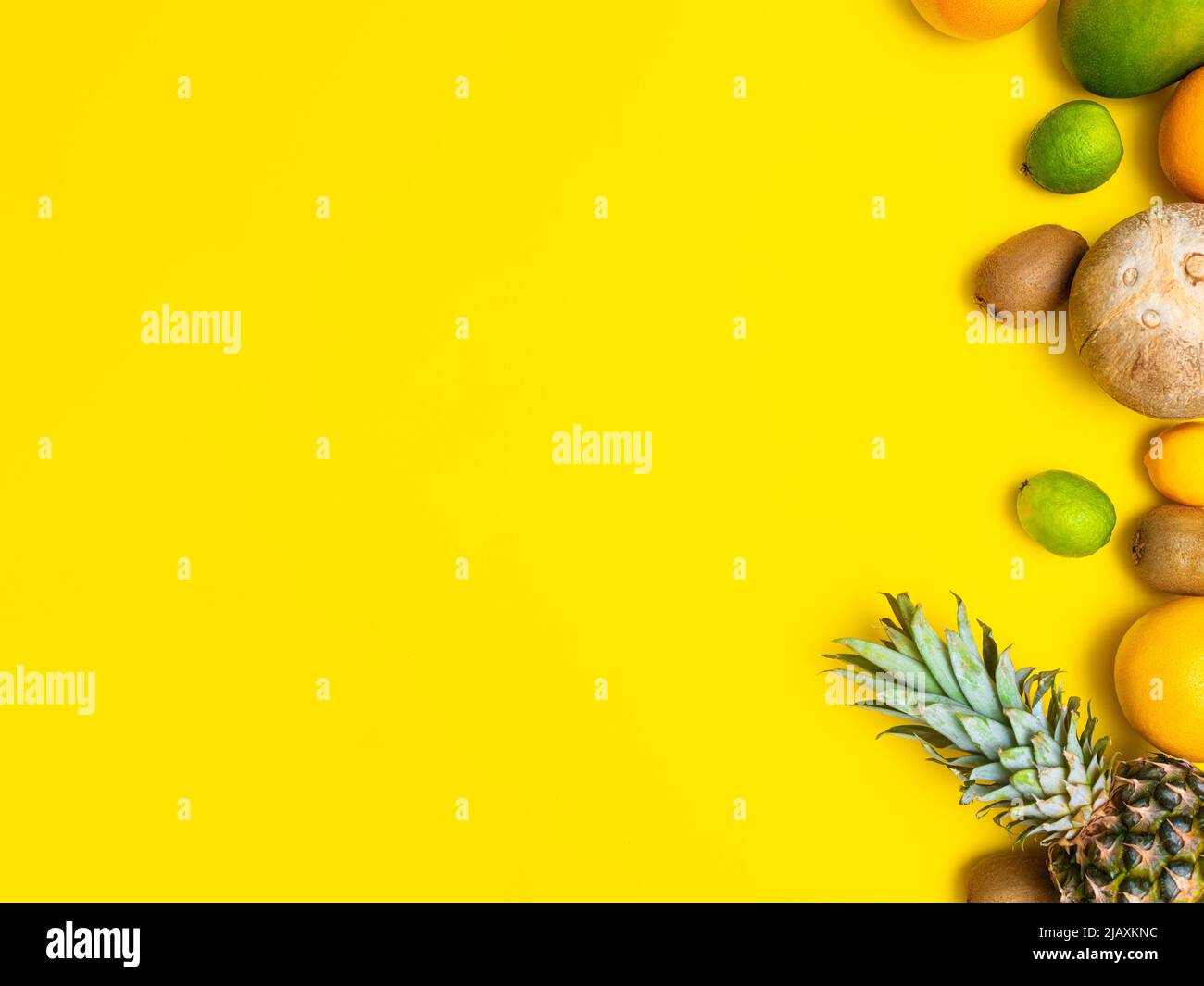 Affiche d'été. Fruits juteux d'été sur fond jaune Banque D'Images