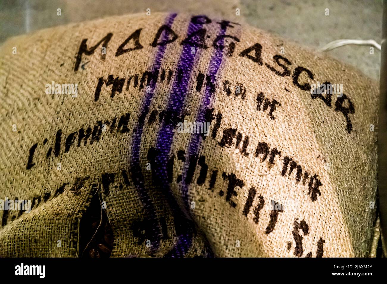 Un sac en toile de jute marqué „Madagascar“ identifie l'origine des fèves de cacao à l'usine de chocolat Omnom à Reykjavik, Islande. Omnom s'approvisionne en cacao mono-originaires en provenance de pays tels que Madagascar, Tanzanie et Nicaragua. Banque D'Images