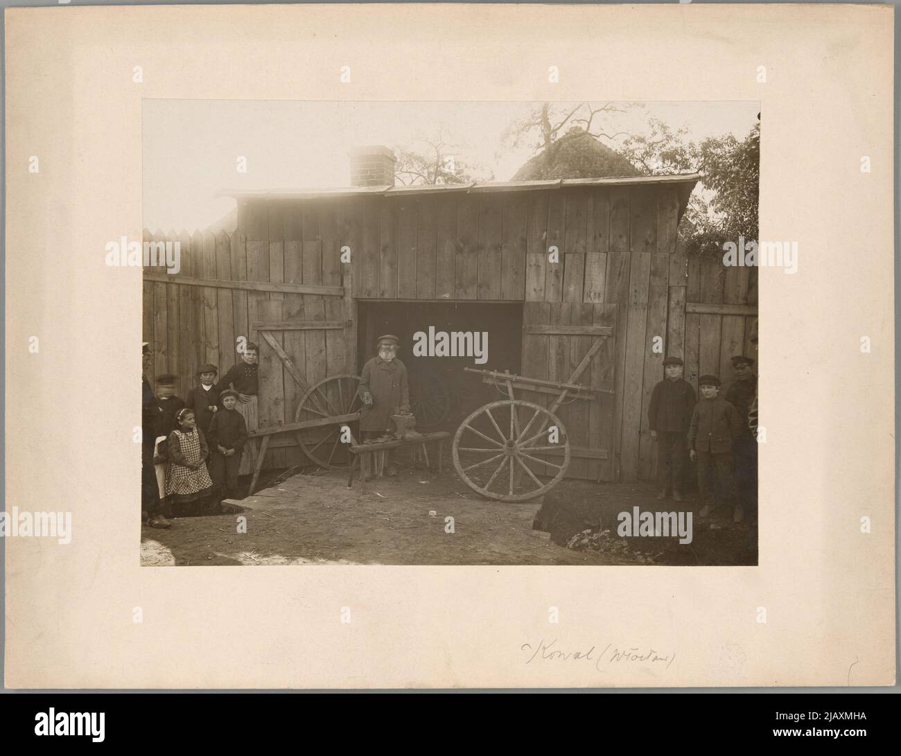 Forge en bois et Un groupe de personnes à côté de lui Greim, F. Banque D'Images