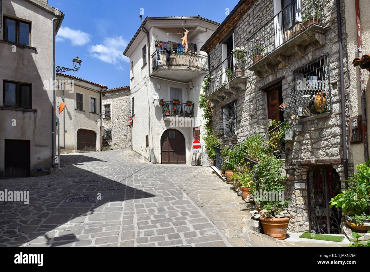 Une rue étroite entre les vieilles maisons de Sasso di Castalda, un village dans les montagnes de Basilicate, Italie. Banque D'Images