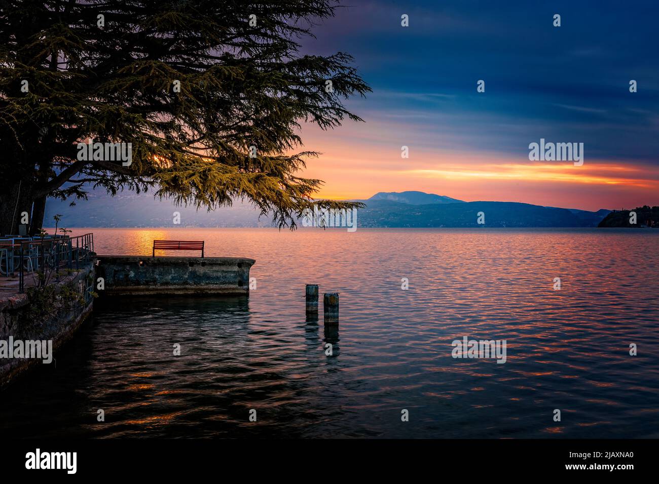 Lever du soleil sur le lac de Garde, vu depuis la jetée de Salo Banque D'Images