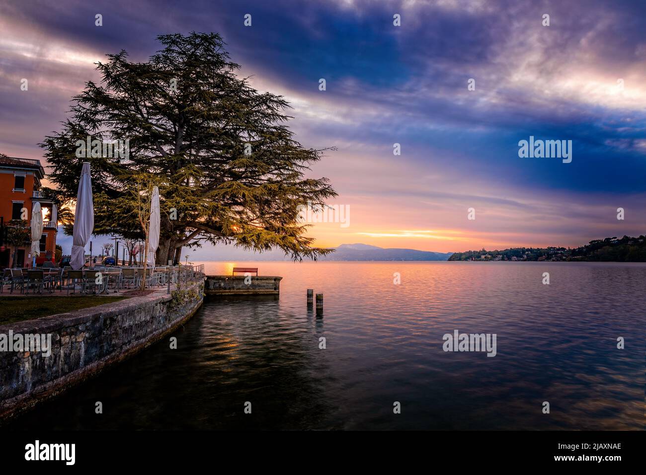 Lever du soleil sur le lac de Garde, vu depuis la jetée de Salo Banque D'Images