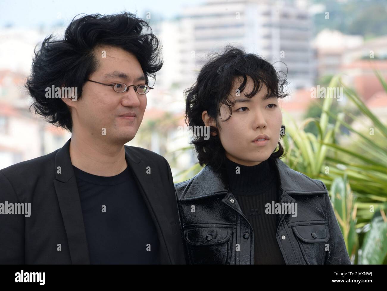 23 mai 2022, CANNES, France: CANNES, FRANCE - MAI 23: Le Directeur Davy Chou et le Parc Ji-min assistent à la séance photo de ''Retour A Séoul (toutes les personnes que je ne serai jamais)'' lors du festival annuel de Cannes 75th au Palais des Festivals sur 23 mai 2022 à Cannes, France (Credit image: © Frederick Injimbert/ZUMA Press Wire) Banque D'Images