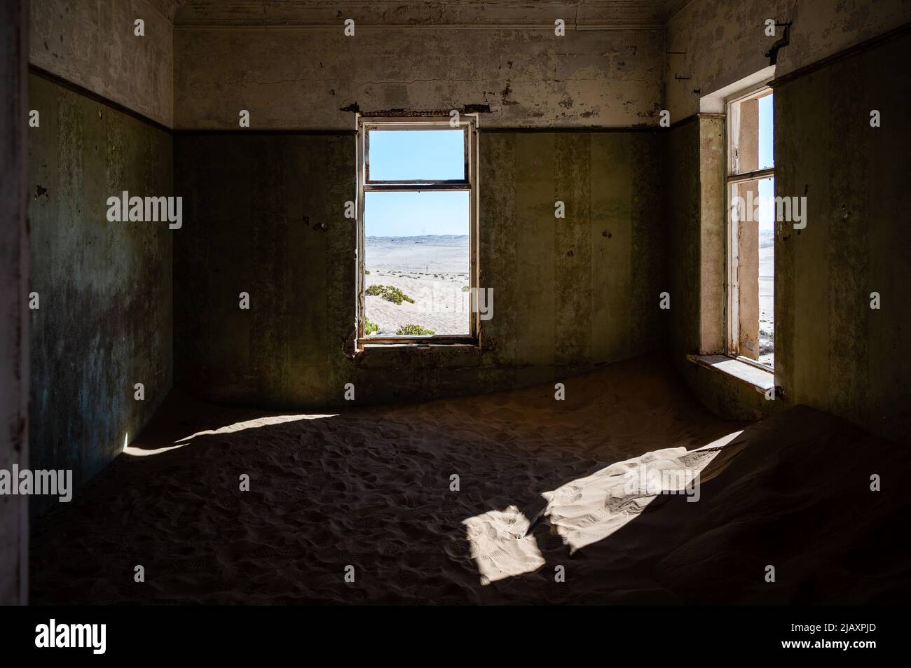 maison abandonnée remplie de sable du désert dans kolmanskop, namibie Banque D'Images