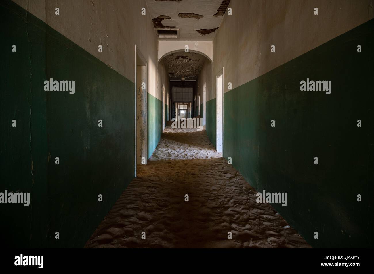 maison abandonnée remplie de sable du désert dans kolmanskop, namibie Banque D'Images