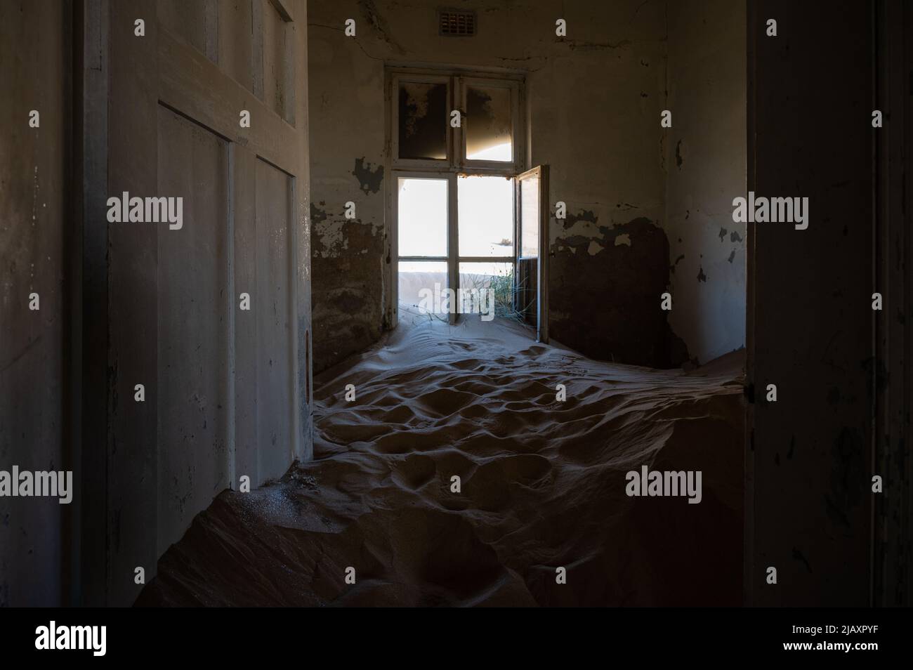 maison abandonnée remplie de sable du désert dans kolmanskop, namibie Banque D'Images