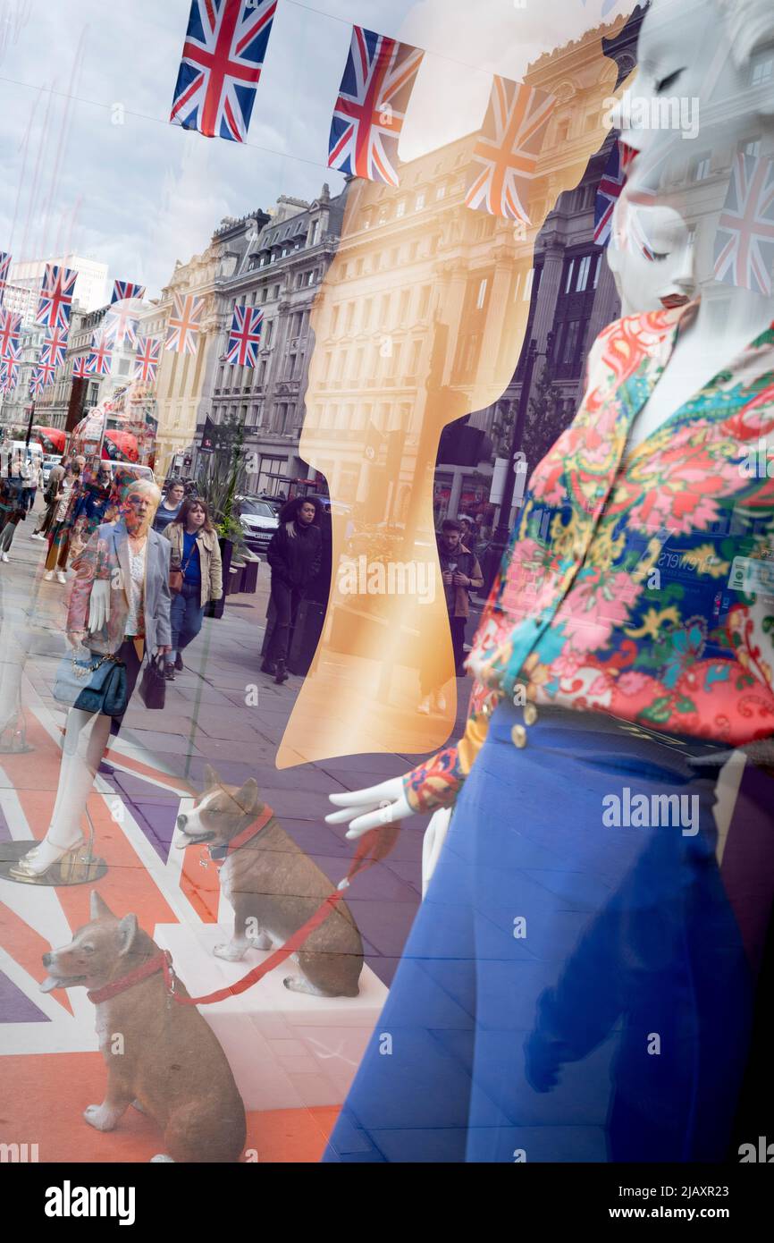Mannequins de mode et chiens corgi, qui font partie des célébrations du Jubilé de platine de la Reine dans une fenêtre de détaillant sur Regent Street, le 1st juin 2022 à Londres, en Angleterre. La reine Elizabeth II est sur le trône du Royaume-Uni depuis 70 ans, le monarque le plus longtemps au service de l'histoire anglaise et les drapeaux de l'Union Jack peuvent être vus partout dans le pays dans la semaine précédant le week-end du Jubilé. Banque D'Images