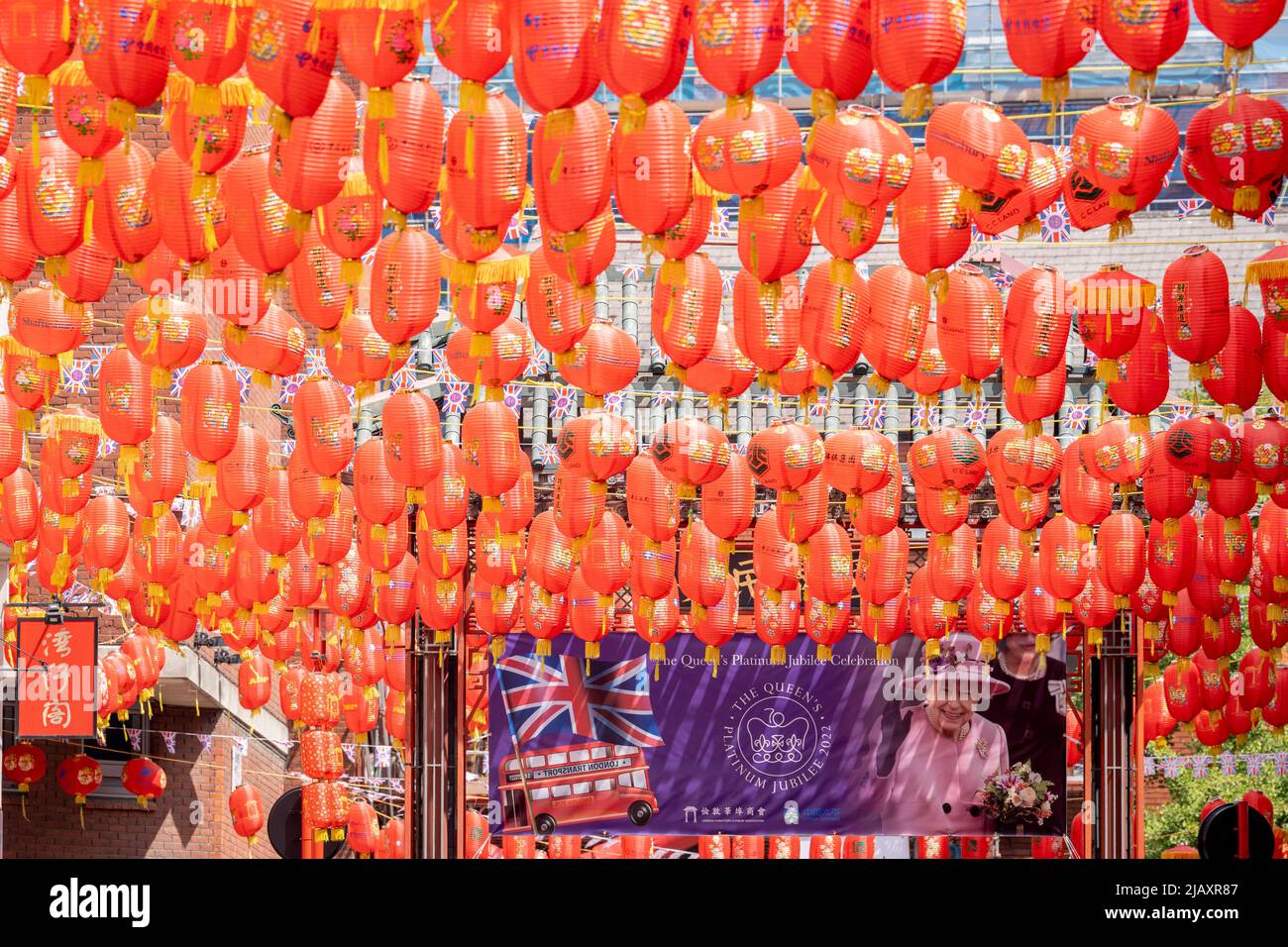 Quelques jours avant le début des célébrations du Jubilé de platine de la Reine au-dessus de la Bank Holiday acros, au Royaume-Uni, une bannière montrant son visage est suspendue au milieu des lanternes chinoises sur Garrard Street, au cœur du quartier chinois de la capitale, le 1st juin 2022 à Londres, en Angleterre. La reine Elizabeth II est sur le trône du Royaume-Uni depuis 70 ans, le monarque le plus longtemps au service de l'histoire anglaise et les drapeaux de l'Union Jack peuvent être vus partout dans le pays dans la semaine précédant le week-end du Jubilé. Banque D'Images
